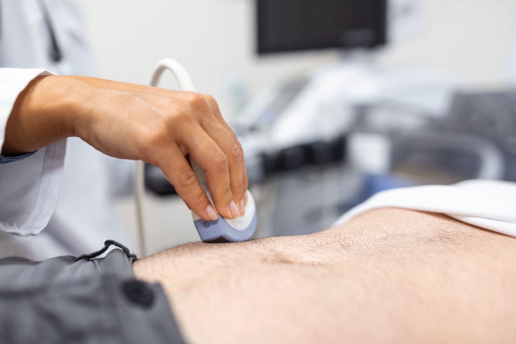 Médico realizando uma Ultrassonografia abdominal superior