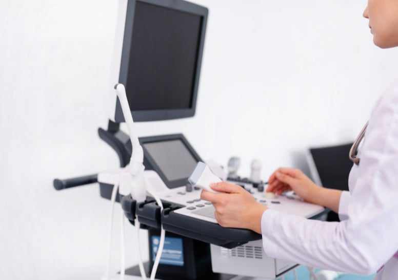 Médica realizando Ultrassonografia ginecológica